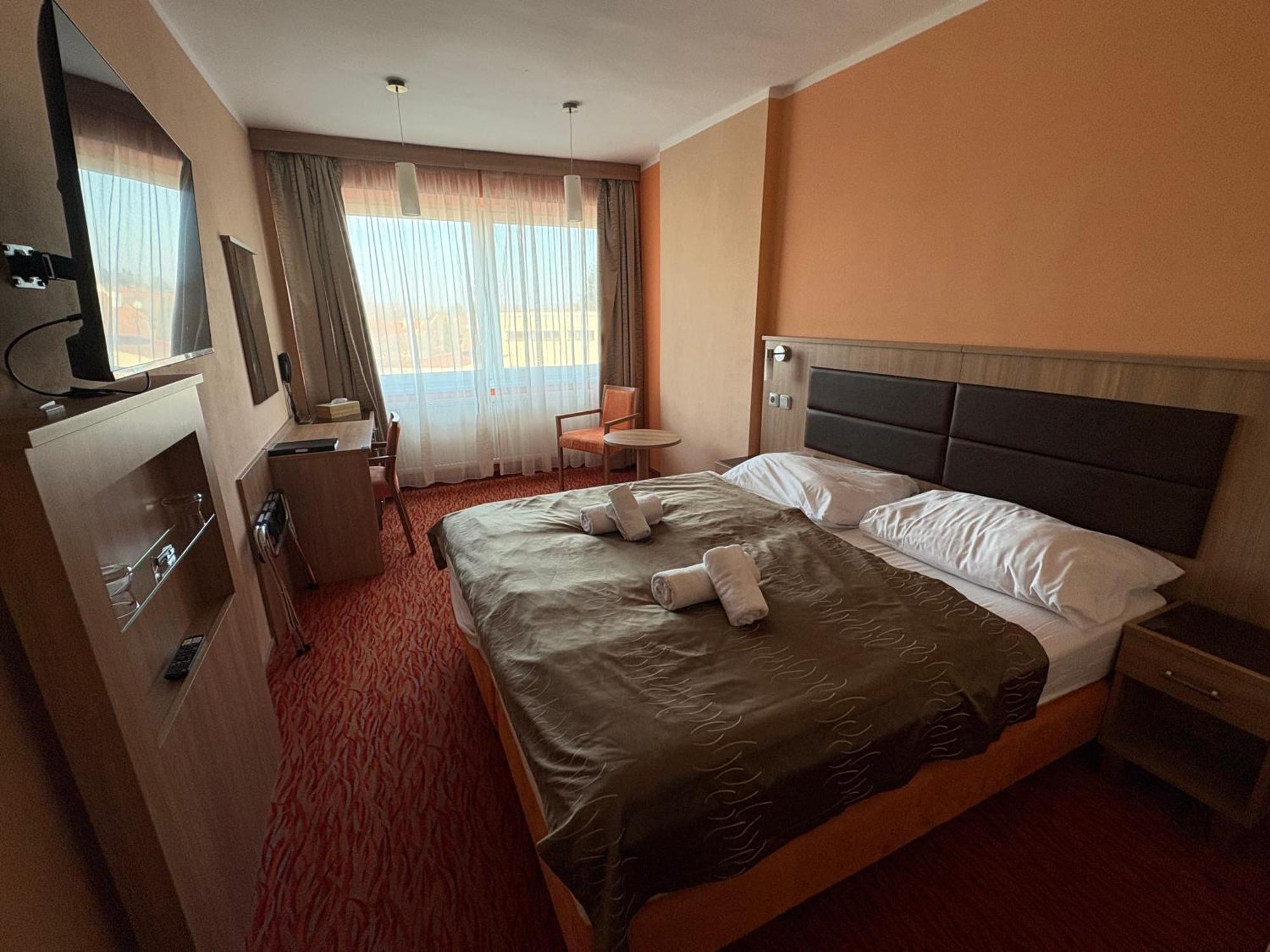 Hotel Opera Jaromerice nad Rokytnou Ngoại thất bức ảnh